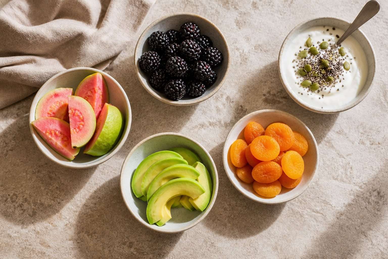 ¿Qué fruta tiene más proteína? Cómo interpretar la cifra y montar una merienda completa